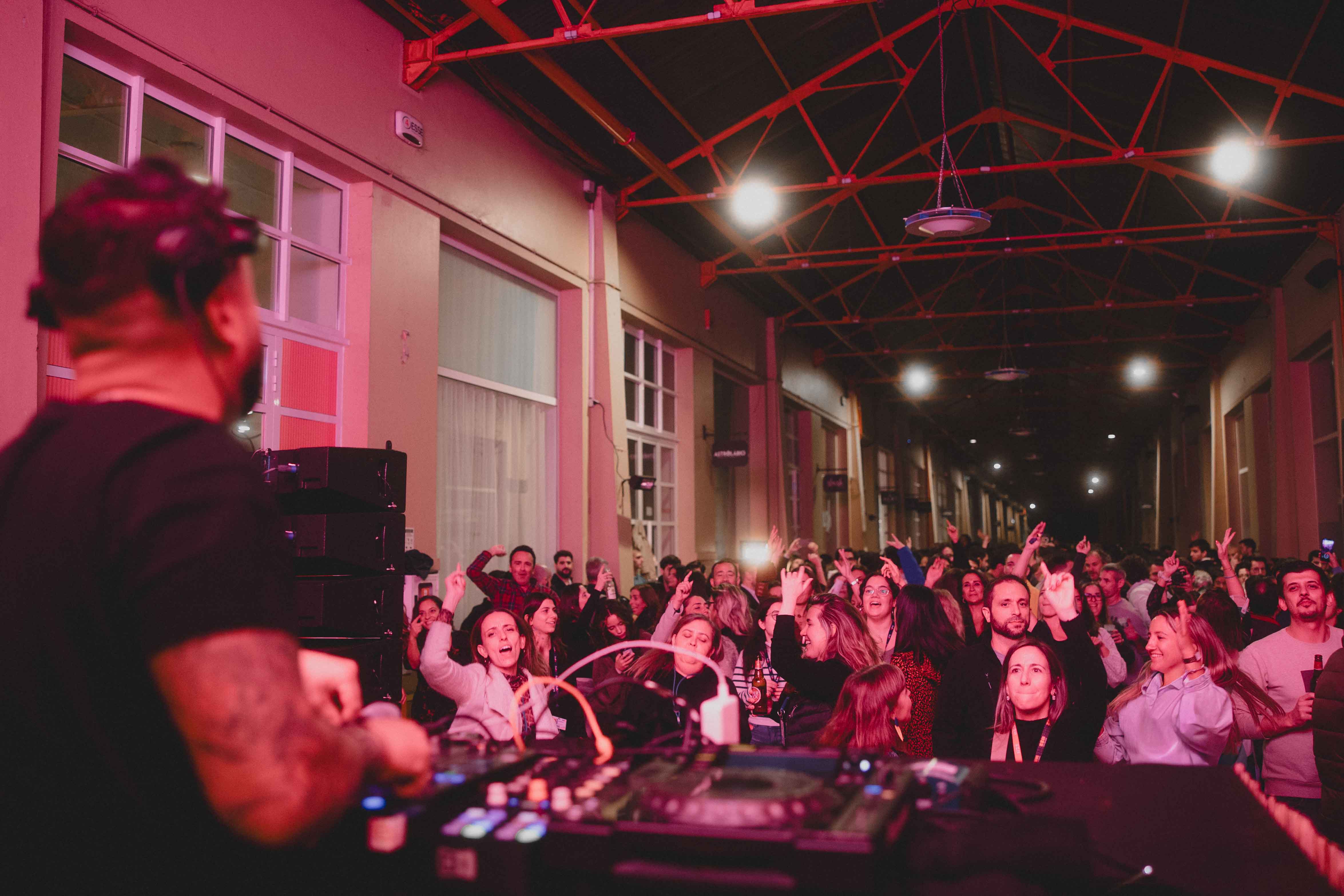 magusto lionesa business pessoas a dancar festa musica dj pista danca evento hub community comunidade centro empresarial maior portugal